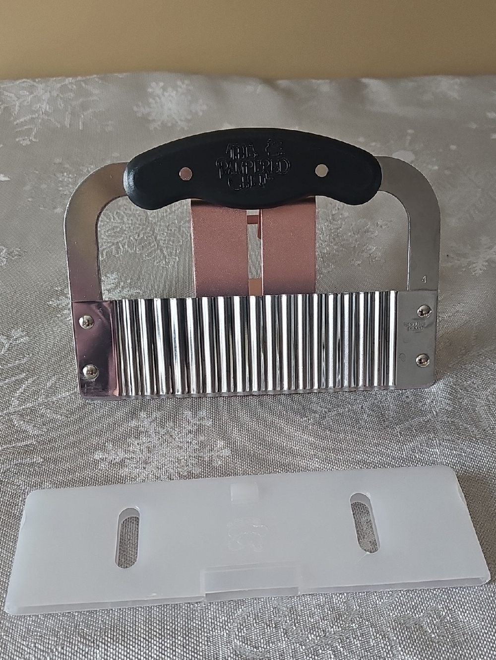 Pampered Chef Crinkle Cutter With Cover